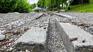 Statt Wasser liegt hier nur der Kies in den Rinnen des Wasserspielplatzes. Wegen eines zu niedrigen Wasserstandes ist dieser momentan ...