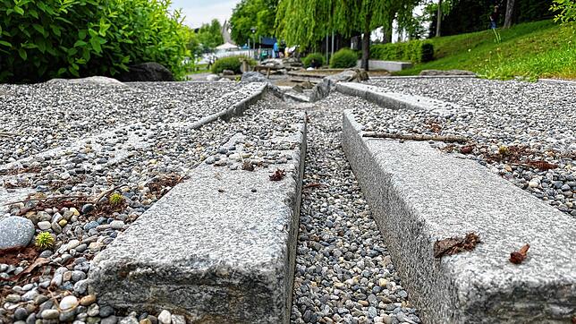 Statt Wasser liegt hier nur der Kies in den Rinnen des Wasserspielplatzes. Wegen eines zu niedrigen Wasserstandes ist dieser momentan ...