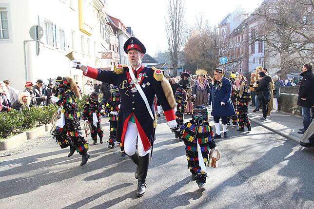 Narrenpolizist Andreas Taglang und ein Kinderhänsele führten den Umzug der Kindergärten durch die Altstadt von Überlingen an.
