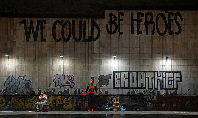 „Wir könnten Helden sein“, steht auf der Wand. Aber was bräuchte es zum Helden?