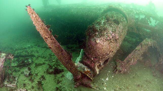 Ein Propeller der rechten Tragfläche ist zur Hälfte im Seeboden vergraben. Die Do 26 war mit je zwei Jumbo-Triebwerken in ...