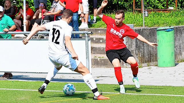 Torgefährlich: Nico Erhardt (rechts auf unserem Archivbild) brachte den FC 08 Bad Säckingen beim 3:1-Erfolg in der Partie beim SV ...