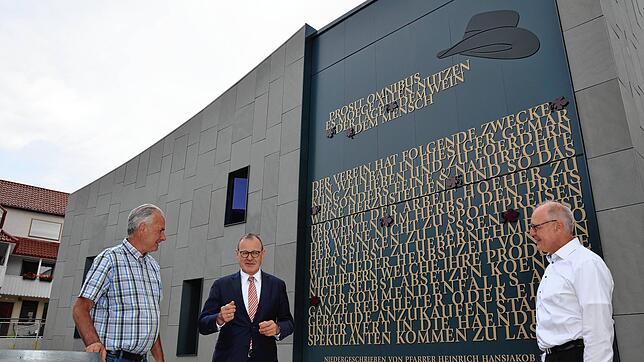 Resultat einer Genossenschaft: Karl Megerle, Vorstandsvorsitzender des Hagnauer Winzervereins, Roman Glaser, Präsident des ...