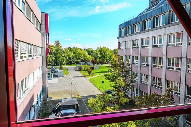 Im Gebäude rechts auf dem Areal der Bodensee Business Base in Immenstaad befindet sich die Verwaltung und der Firmensitz von ZIM. Auch ...