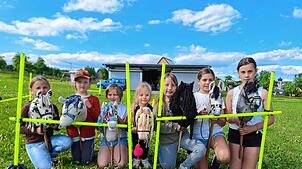 Haben Spaß beim Hobby Horsing: Die Kinder Maja Böttinger (links), Linda Eschenfelder, Hanna Schraudolf, Leonie Volkmann, Lea-Sophia ...