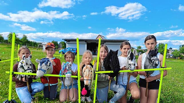 Haben Spaß beim Hobby Horsing: Die Kinder Maja Böttinger (links), Linda Eschenfelder, Hanna Schraudolf, Leonie Volkmann, Lea-Sophia ...