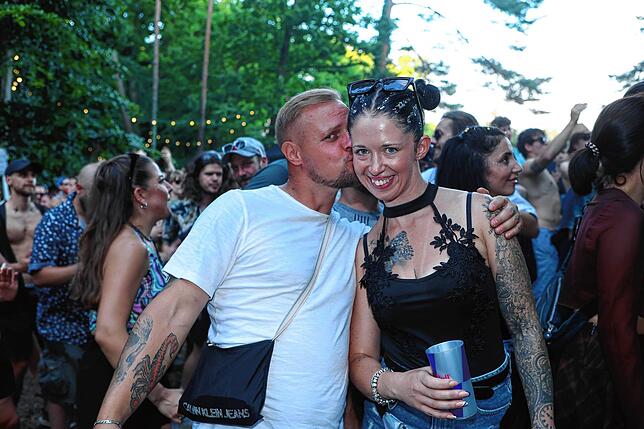Bild 17: Konstanzer feiern bei Elektro-Liebe im Wald am Hörnle – hier gibt‘s die Bilder
