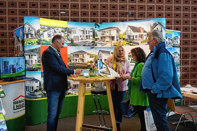 Beratungsgespräche von Profis zu Bauinteressenten sind bei der Immobilienmesse sehr gefragt.