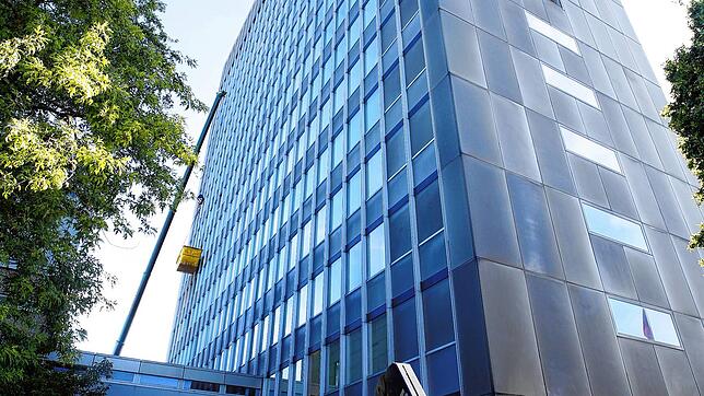 Die Bauarbeiten am Telekom-Hochhaus, dem ehemaligen Fernmeldeamt, in der Moltkestraße in Konstanz haben begonnen.