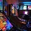 Blick in eine Spielothek am Hochrhein: Die Geldspielautomaten blinken und locken mit dem schnellen Glück. Diese Aufnahme entstand 2016.