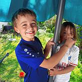 Leopold (8) aus Allensbach-Kaltbrunn mit seiner Schwester Luise.