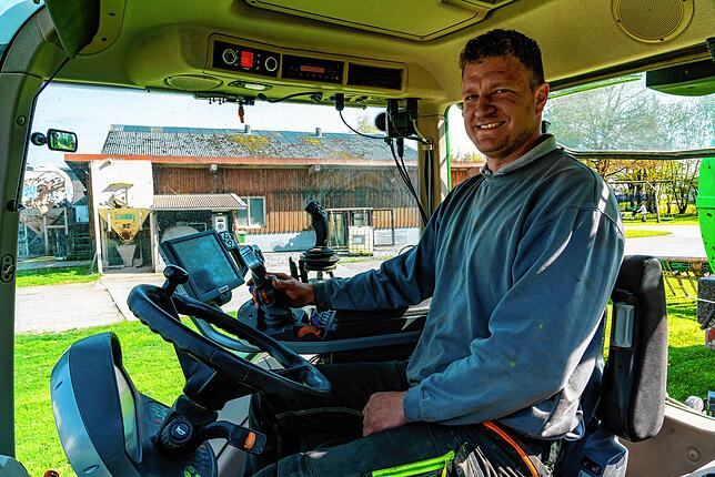 Dünger-Ausbringung beim Familienbetrieb Grieshaber in Döggingen: Am Steuer des Traktors sitzt Bernd Grieshaber.