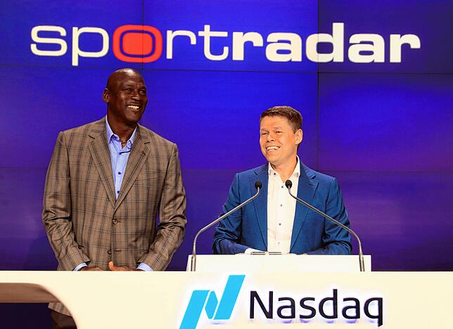 Carsten Koerl beim Börsengang von Sportradar 2021 in New York. Links neben ihm: Basketball-Legende und Sportradar-Investor Michael Jordan.