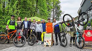 Die Initiatoren des DAV freuen sich gemeinsam mit Oberbürgermeister Jan Zeitler (Dritter von links) und Roland Leitner (Vierter von ...