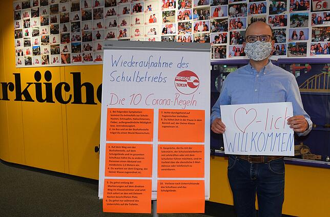 Kurz vor dem ersten Präsenz-Schultag für die Abschlussklassen an der Realschule in Tiengen: Schulleiter Hans-Martin Bratzel weist auf ...