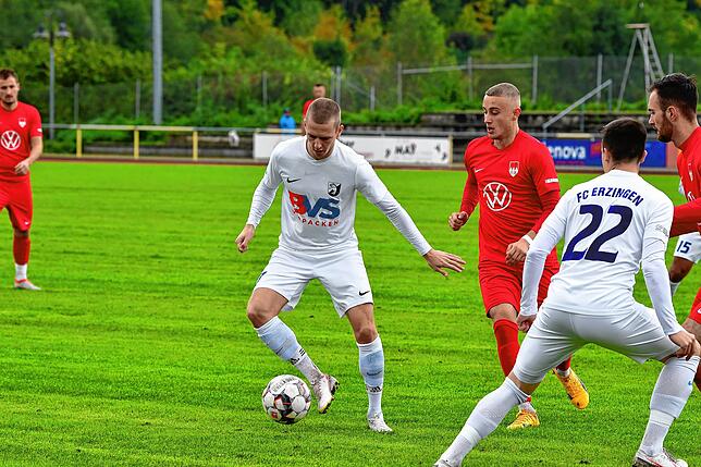 13 Tore nach sieben Spielen: Shaban Limani (am Ball) traf doppelt beim 4:1-Sieg des FC Erzingen im Klettgau-Derby beim FC Tiengen 08.