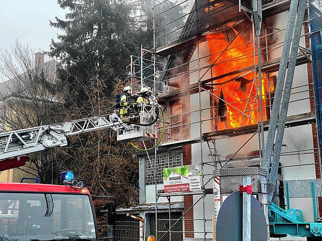 Großeinsatz für die VS-Feuerwehr: Sie bekämpft von zwei Seiten den Brand.