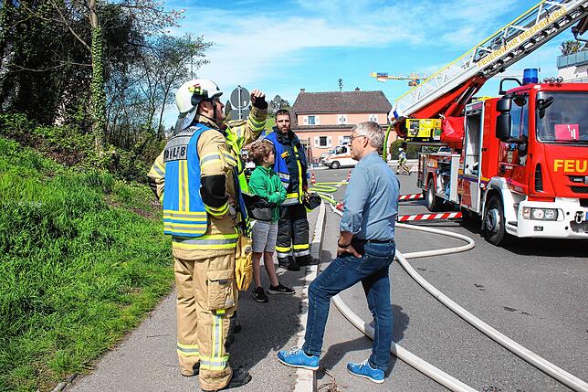 Bürgermeister Robert Scherer (rechts) macht sich ein Bild vom Unglück. Hier spricht er mit der Einsatzleitung.