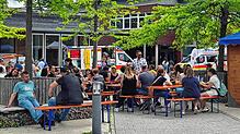 Der Schulhof der Gemeinschaftsschule Mönchweiler ist beim Schulfest ein beliebter Treffpunkt. Bild: Cornelia Putschbach
