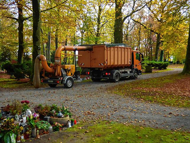 Mit großen Laubsaugern rücken Städte und Gemeinden den großen Laubmengen zu Leibe – hier in der Stadt Bad Säckingen.
