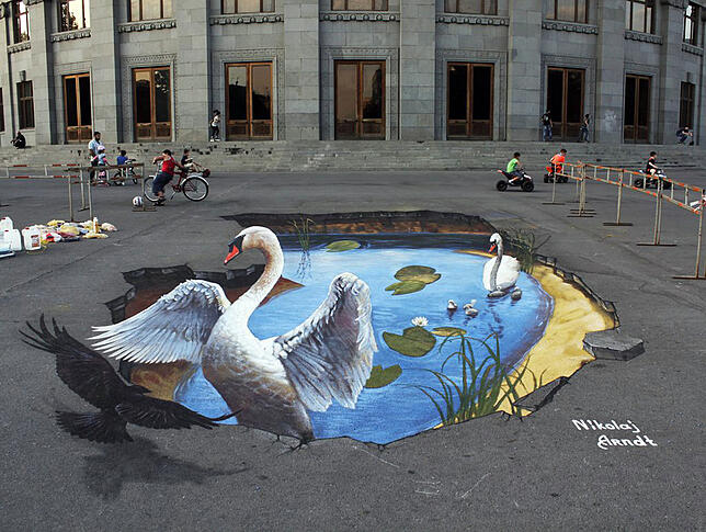 So intensiv wirken die Motive von Nikolaj Arndt, der auf dem Blumberger Marktplatz wieder das große 3-D-Bild für das Street-Art-Festival ...