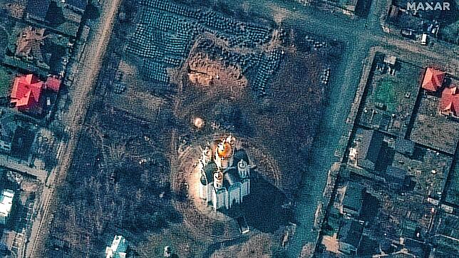 Dieses von Maxar Technologies bereitgestellte Satellitenbild zeigt Butscha mit der St.-Andreas-Kirche (Mitte) und darüber den Ort, an ...