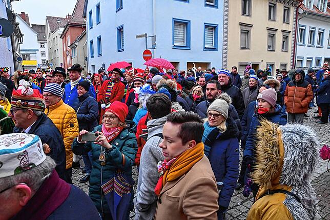 Zahlreiche Bürger nahmen an der Enthüllung der Gedenktafel am Stiftskeller in der Gerberstraße teil.