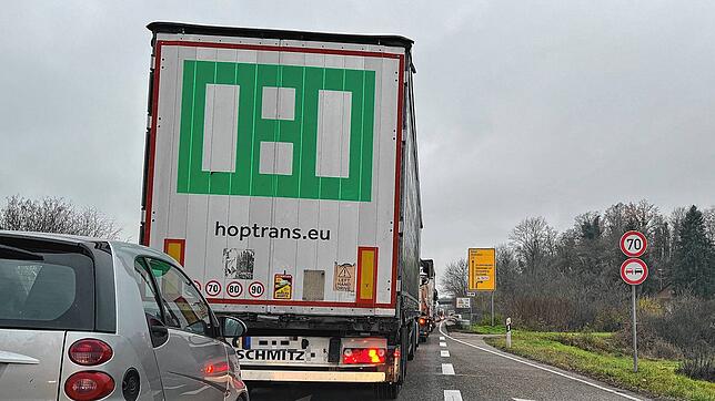 Lastwagen, wohin das Auge reicht: Zu Stoßzeiten staut sich der Verkehr auf der B34 weit zurück.