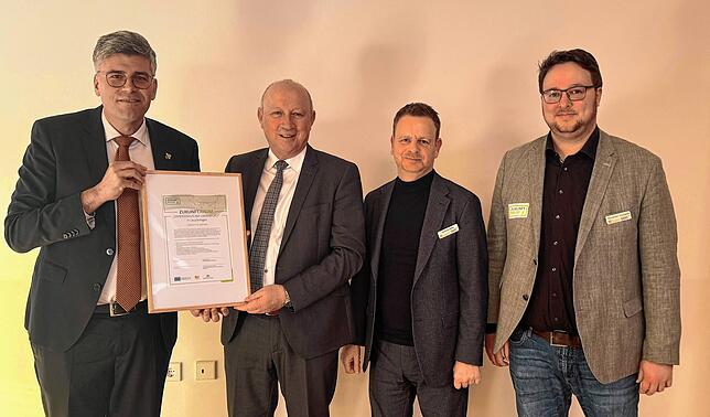 v.l. Dr. Martin Kistler überreichte dem Bürgermeister Thomas Schäuble gemeinsam mit Alexander Maaß, Geschäftsführer der ...