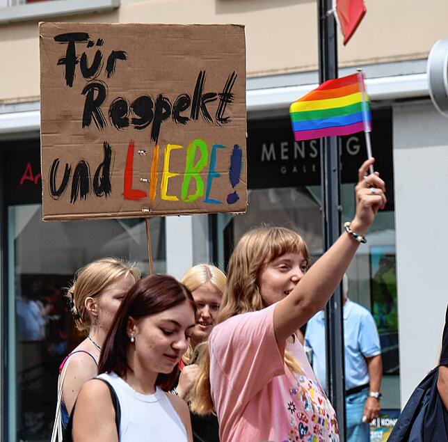 „Für Respekt und Liebe“ ist auf einem Schild zu lesen.