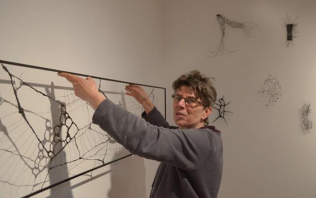 Einige Werke von Regine Rostalski hängen an der Wand und an der Decke.