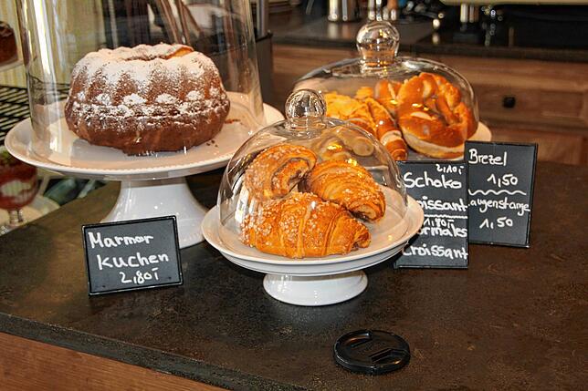 Selbstgemachter Kuchen sowie Crossiants und Brezeln.
