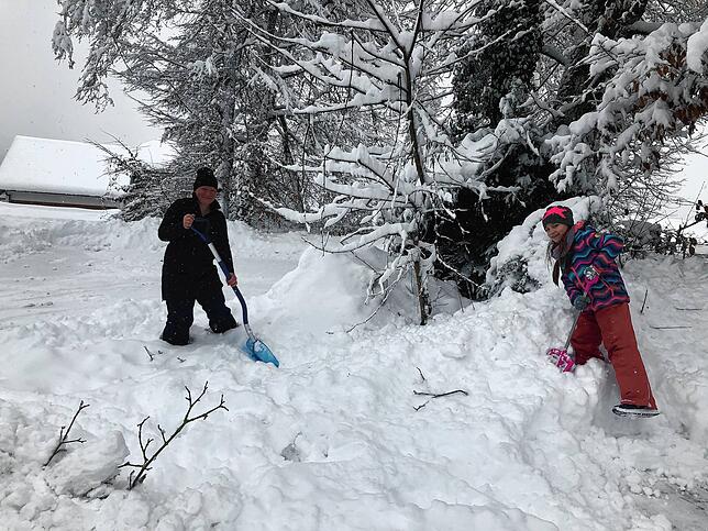 Mutter und Tochter: Nicole Schenk und ihre Tochter Kim waren den Freitagvormittag mit Schneeschippen in Waldshut beschäftigt.