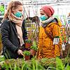 Laura Fehling (links) und Antonia Kurz, Kundinnen im Obi-Markt in Überlingen, nach der Wiedereröffnung.