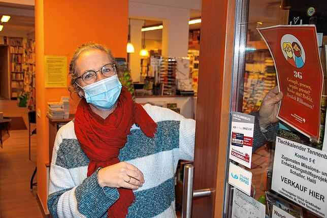 Ute Scholz, Mitarbeiterin der Buchhandlung Haas in St. Georgen, entfernt am Montag den Hinweis auf die 3G-Regelung, die noch in der ...