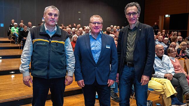 Andreas Ambrosius, Mitglied der SÜDKURIER-Chefredaktion (Mitte), begrüßt beim 70. VS-Forum zwei Waldexperten: Thomas Emmerich (links) ...