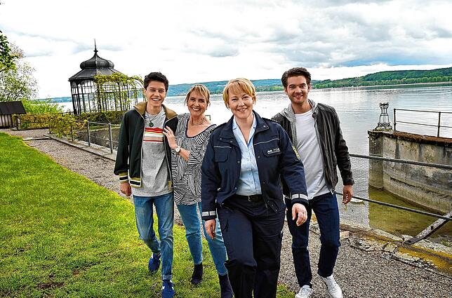 Floriane Daniel (vorn) als Nele Fehrenbach mit Noah Calvin (hinten von links) als Sohn Niklas, Diana Körner als Mutter Mechthild und Max ...