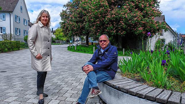 Sie freuen sich über den schmuck gestalteten Platz in der Ortsmitte des Singener Stadtteils Überlingen am Ried: Ortschaftsrätin Simone ...