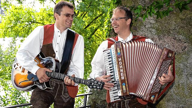 Sie freuen sich schon auf ihren Auftritt am kommenden Sonntag: Rainer Stoll (links) und Bernhard Lauber alias &bdquo;Die Schwarzwälder ...