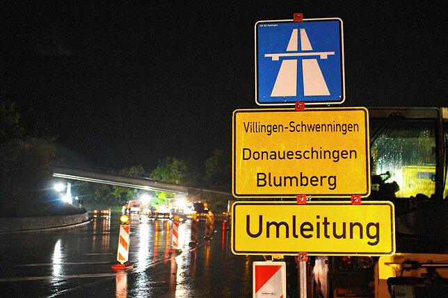 Die Umleitung für die B27 erfolgt über Nordhalden und Tengen-Uttenhofen. Die Sperrung erfolgt nachts wegen des hohen Verkehrsaufkommens.