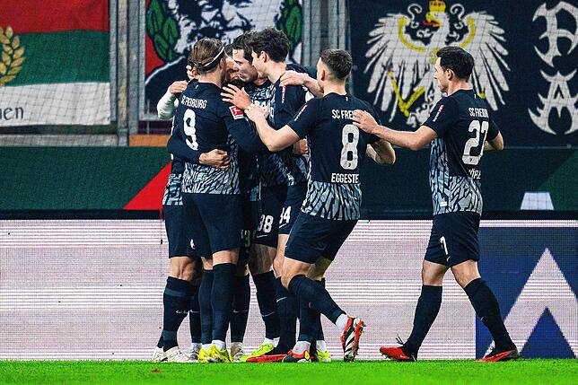 Freiburgs Vincenzo Grifo (verdeckt) jubelt nach seinem Tor zum 0:1 mit der Mannschaft.