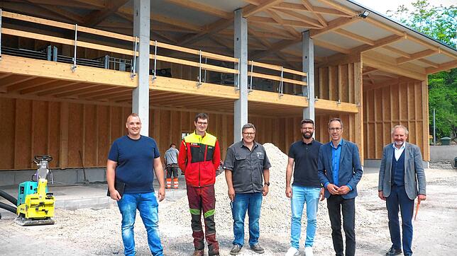 Die verantwortlichen Herren aus Engen freuen sich über die baldige Nutzung der Kaltlagerhalle (von links): Tobias Schwarz, Sebastian ...