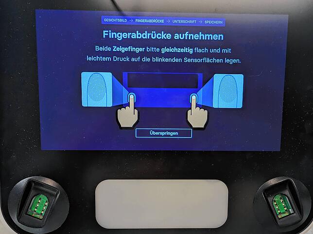 Nachdem das finale Bild ausgewählt wurde können Fingerabdrücke abgegeben werden. Die dazugehörigen Scanner befinden sich links und ...