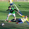 Der FC Furtwangen (Kevin Hoheisel, links) nahm bei der SG Dettingen-Dingelsdorf (Vincent Moser) mit dem 2:1 alle Punkte mit.