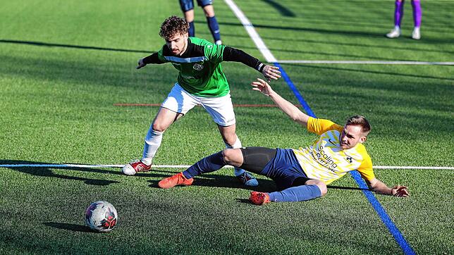 Der FC Furtwangen (Kevin Hoheisel, links) nahm bei der SG Dettingen-Dingelsdorf (Vincent Moser) mit dem 2:1 alle Punkte mit.