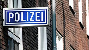 Die Polizei in Tuttlingen hat einen Tatverdächtigen ermitttelt, der vermutlich den Schuss auf einen Autokorso abgegeben hat. Bild: dpa