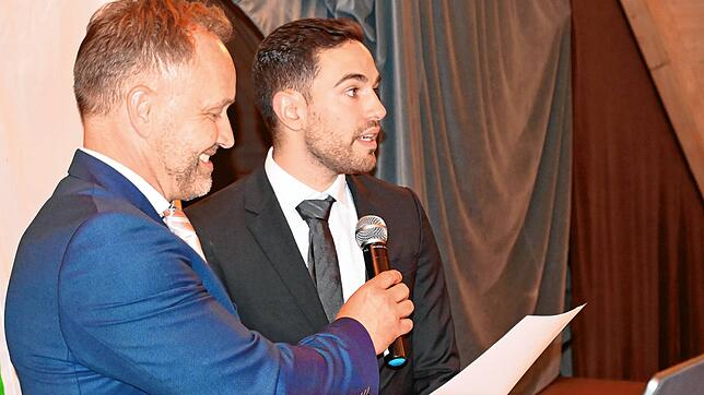 Matthias Weckbach vereidigt Christoph Stolz.