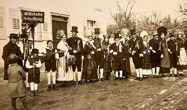 Beim Alt-Stockacher Hochzeitszug 1935 waren noch Männer dabei und die Frauen trugen Schürzen über ihren Gewändern.