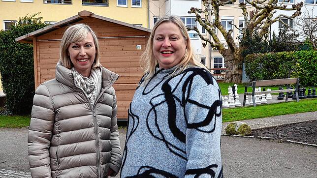 Saskia Friedrich-Rother (links) und Barbara Bücken von Markdorf Marketing freuen sich auf den Markdorfer Lichterweihnachtsmarkt.