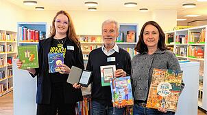 Freuen sich zusammen (von links): Bibliotheksleiterin Eileen Kohnle, Vorstandmitglied Martin Dürr und Tanja Bühler, erste Vorsitzende im ...